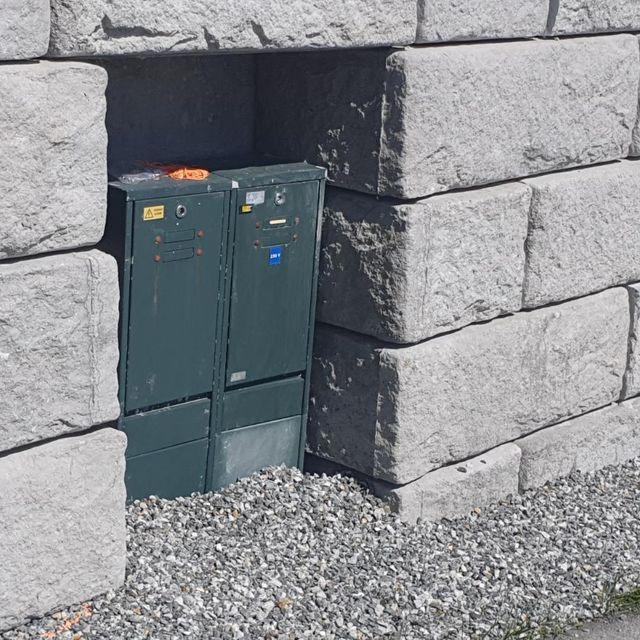 Mur bygget rundt bokser