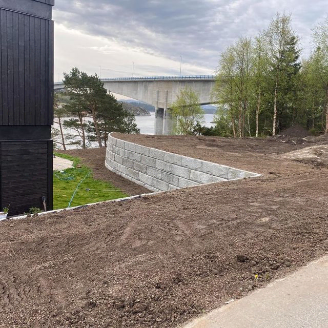 Grunnarbeid og mur rundt uteområde