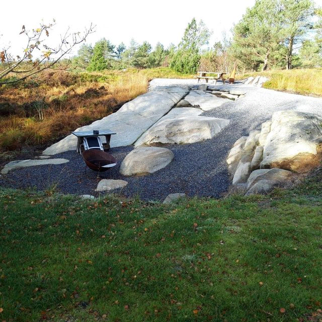 Berg stikker grem fra hageområde