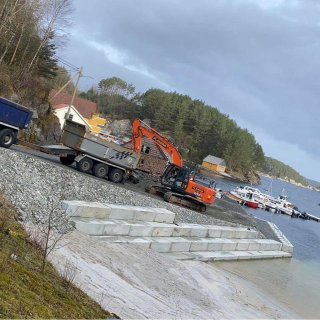 Bygging av mur langs sjøkant ved strand