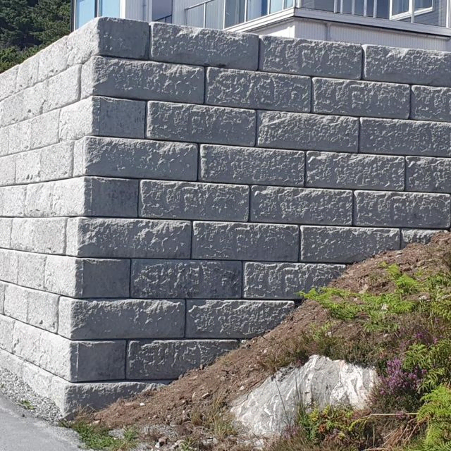 Stor steinmur ved hus