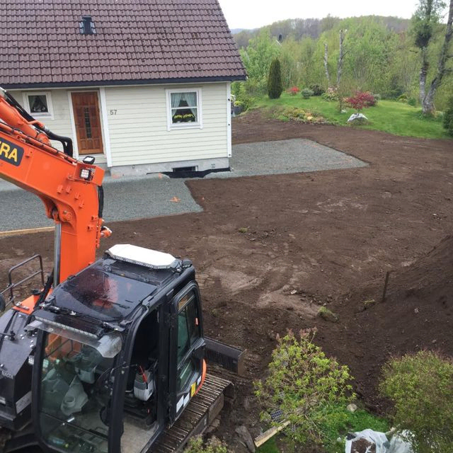 Grunnarbeid med uteområde til gammelt hus