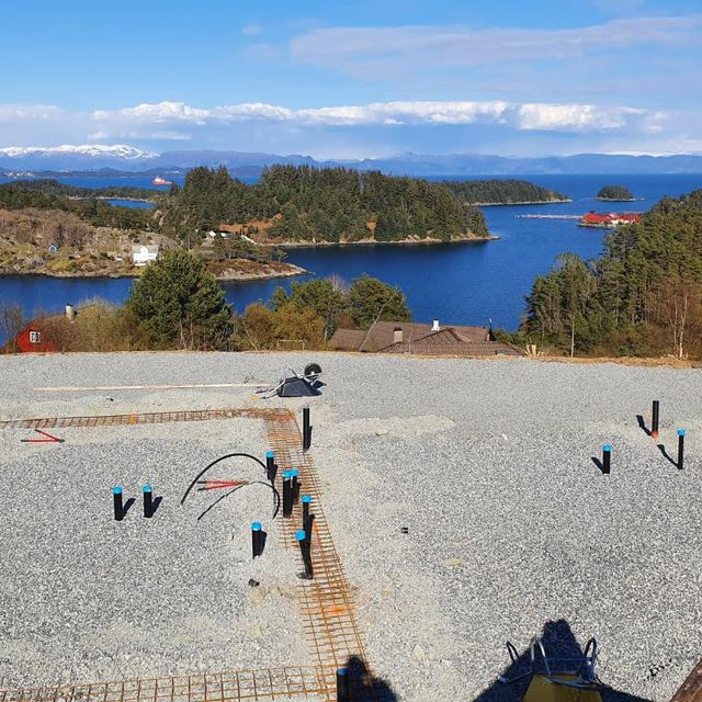 Grunnarbeid på tomt med utsikt til sjø
